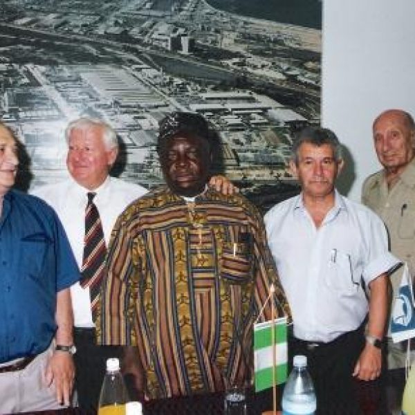 שלזינגר ז"ל מארח את שגריר ניגריה,ראש העיר צבי צילקר, גרשון פרס (אח של שמעון פרס – נשיא המדינה)