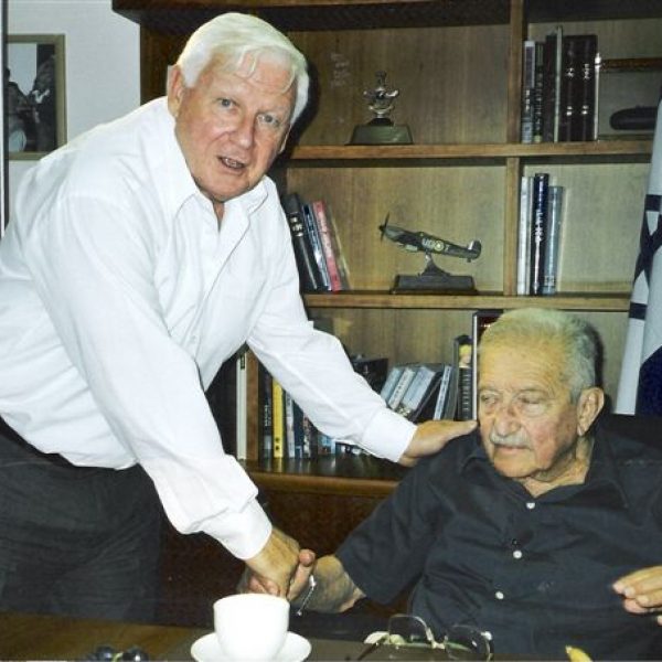 שלזינגר ז"ל עם כבוד נשיא המדינה עזר וייצמן במשרדו