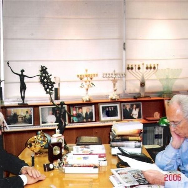 שלזינגר ז"ל עם כבוד נשיא המדינה שמעון פרס בלשכתו