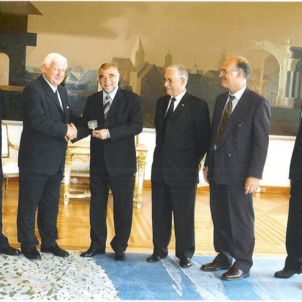 שלזינגר ז"ל בראש משלחת ביקור אצל נשיא קרואטיה סטיפן מסיץ