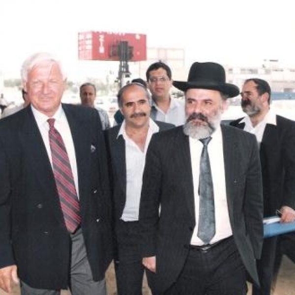 1991 – שר הקליטה כבוד הרב-מר יצחק פרץ בארוע חנוכת האתר החדש של אשדוד בונדד